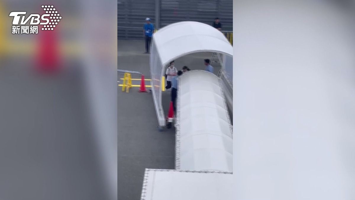 疑壓線登船害取消靠港，旅客控4人關閘前3分鐘登船，業者表示海象關係。（圖／旅客提供)