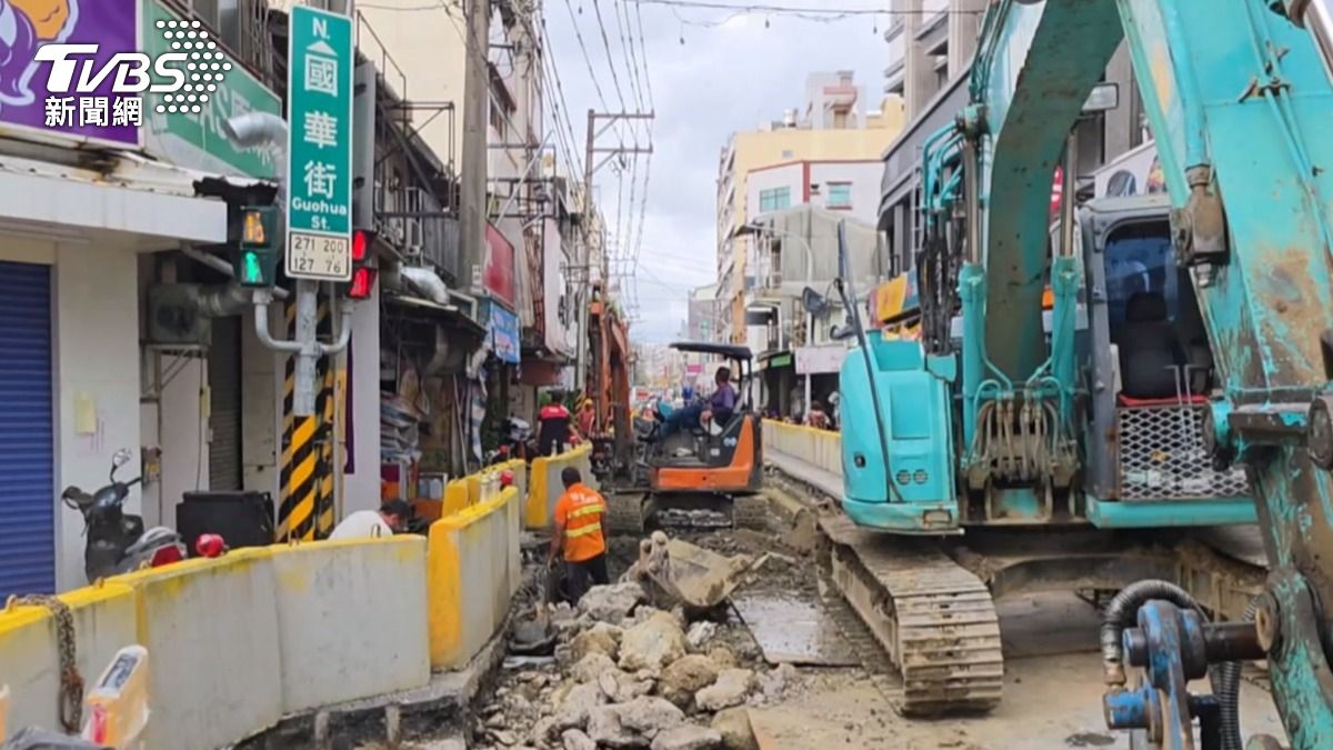 鬧區商圈一度停水超過４小時，附近店家與業者抱怨連連。（圖／TVBS）