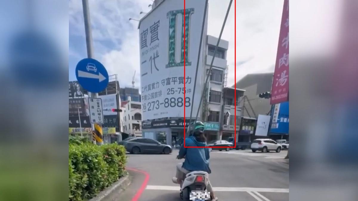 台南南紡購物中心旁的後甲圓環,有騎士載著約4米長的水管移動,嚇壞路過民眾。(圖/翻攝Threads_hungchen0620)