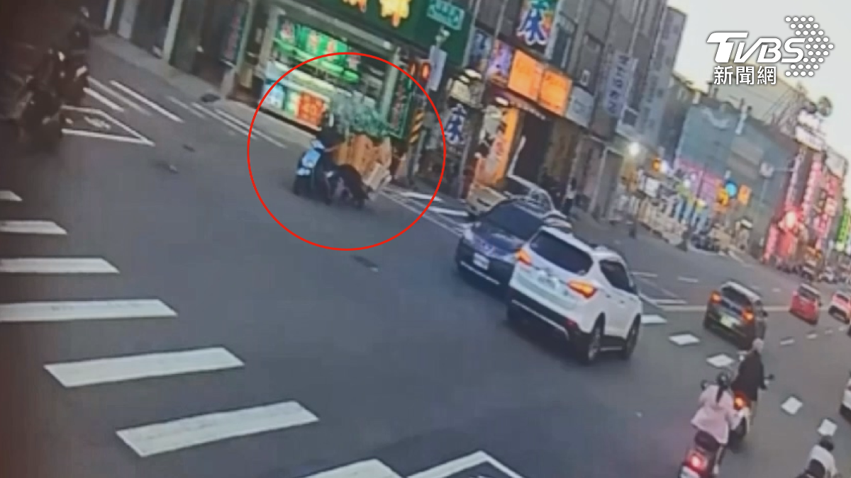 高雄鳳山有騎士掛推車載物,連身子都差點被蓋住,民眾說宛如一座移動城堡。(圖/TVBS)
