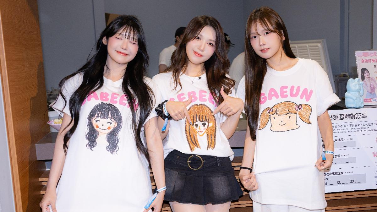 高佳彬、廉世彬、金佳垠穿自畫像T-shirt。（圖／協奏曲文創提供）
