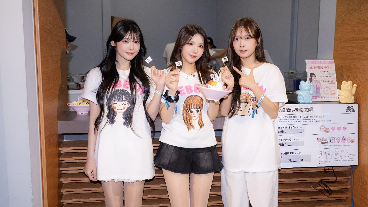 高佳彬、廉世彬、金佳垠穿自畫像T-shirt。(圖/協奏曲文創提供)