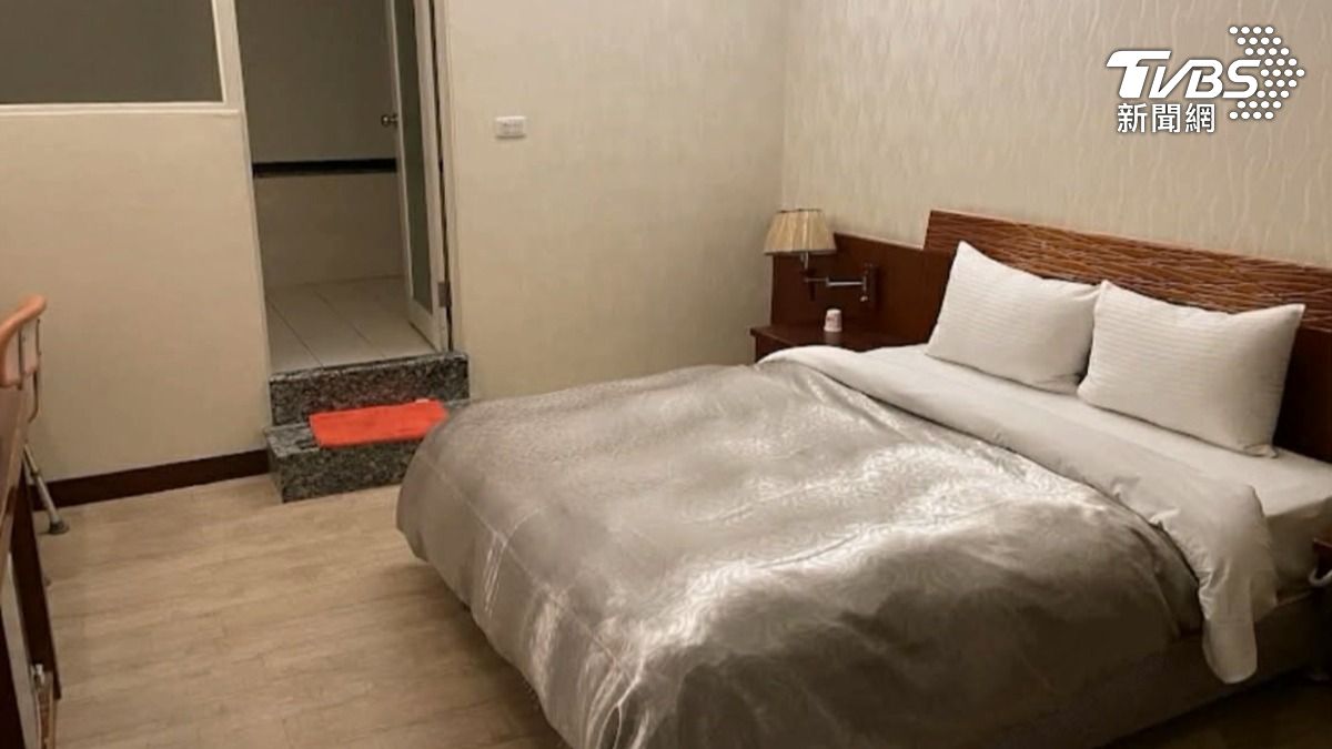 南投兩名女子在網站，訂了台南永康一家商旅的經濟雙人房，入住發現房型不同，環境髒亂，要求退費反而與櫃檯爆口角。（圖／民眾提供）
