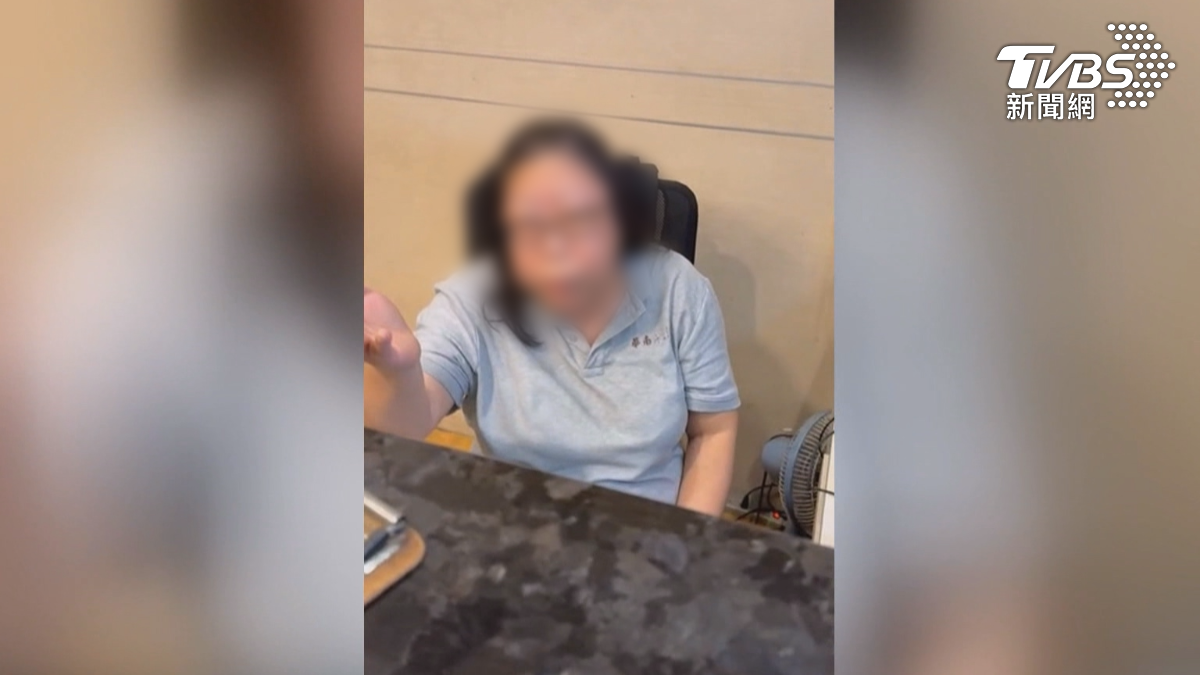 櫃檯人員遭控拍桌以及丟錢，對此商旅業者出面鞠躬致歉。（圖／民眾提供）
