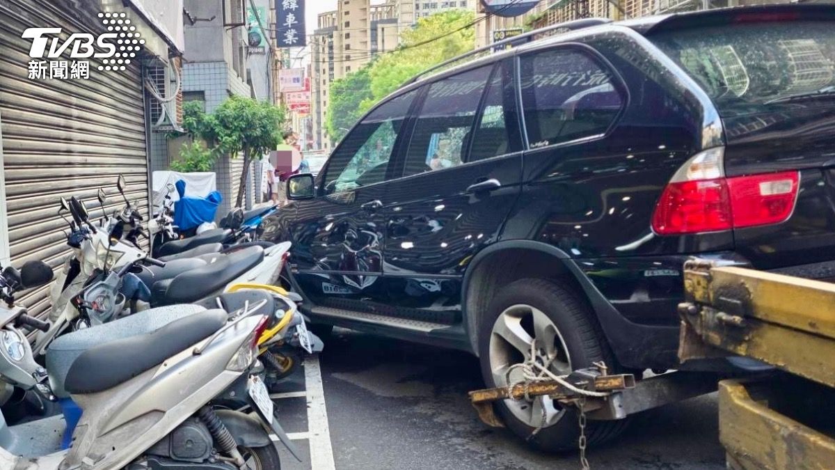 肇事拖吊車還波及一名路人導致他受傷送醫。（圖／TVBS）