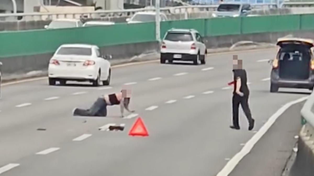 長髮男重心不穩跪倒在地嚇壞過路車輛。(圖/網友q7922008授權)