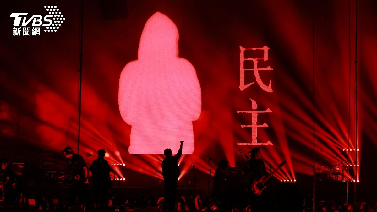 滅火器透過歌聲分享對台灣民主自由的認同與支持。（圖／黃城碩攝）