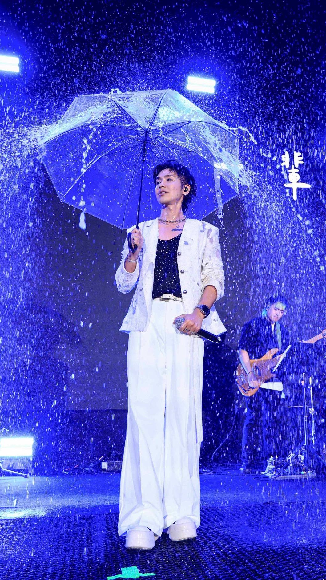鼓鼓演唱〈透明傘〉時,現場還有仿真雨景。(圖/相信音樂提供)