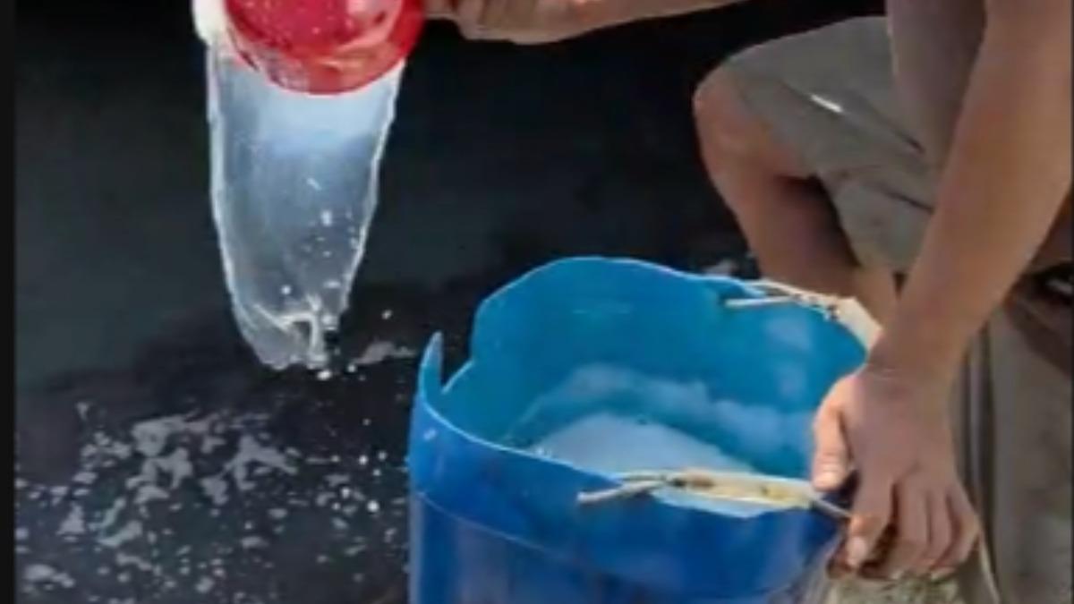 小港的臨海新村漁港，有遠洋漁船被目擊偷排黑色的廢油，事後還急忙潑灑除油劑滅證。（圖／民眾宋先生提供）