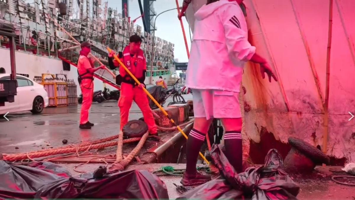 高雄小港遠洋漁船被目擊偷排黑色的廢油，海洋局除了介入清除，也將對行為人開罰最高50萬元。（圖／TVBS）