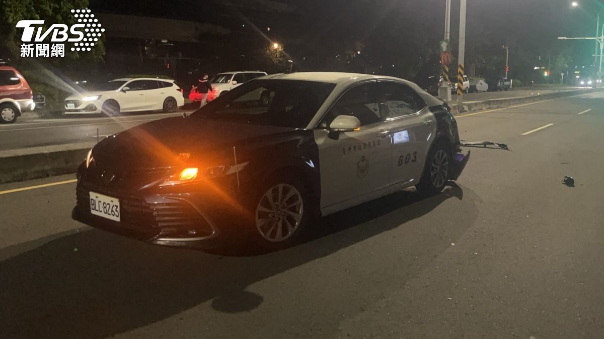 酒駕賓士高速衝撞!警車遭撞轉180度 車尾全毀驚險畫面曝