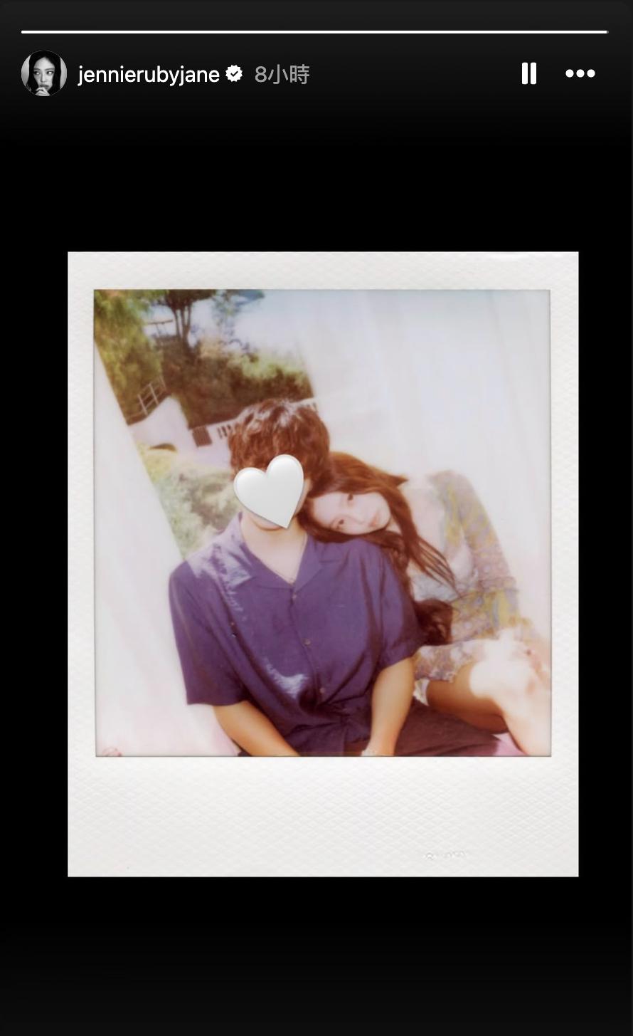 照片中，Jennie將頭靠在一旁的神秘男子肩膀上。（圖／翻攝自Jennie IG）