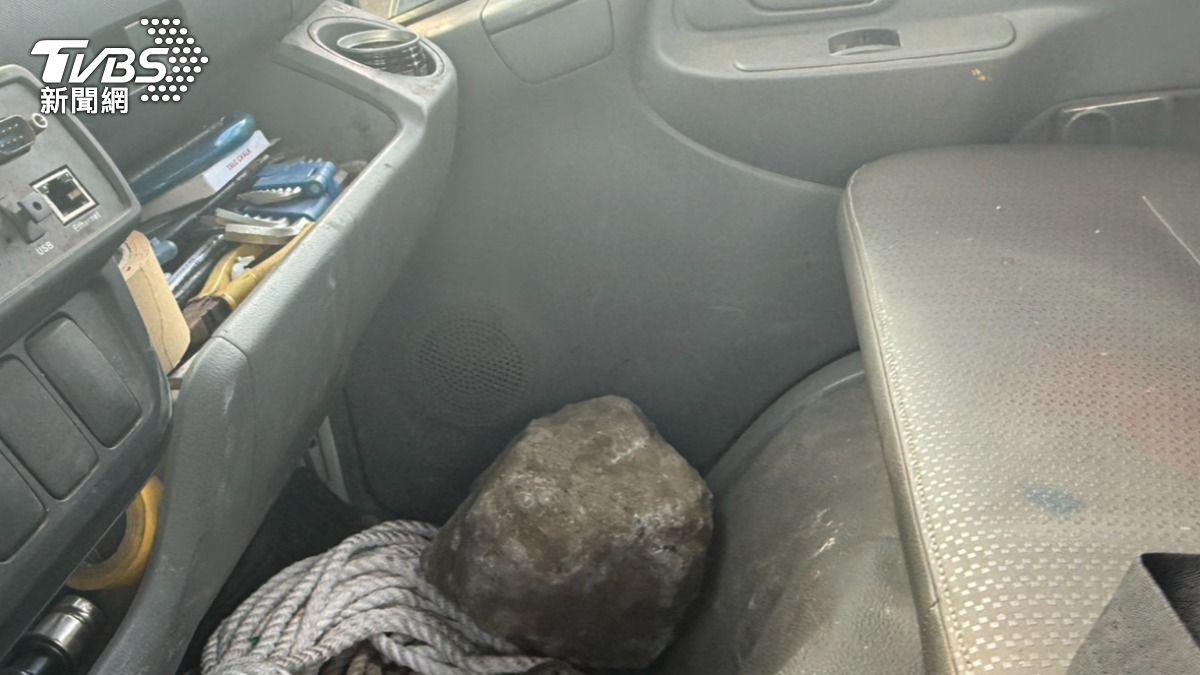 台61線運載落石聯結車自撞 大石砸進小貨車內險擊中駕駛
