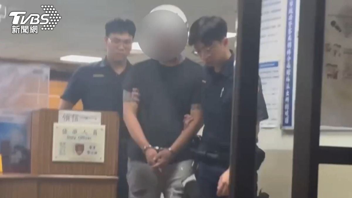 男子朝店家丟爆裂物遭警方逮捕。（圖／TVBS）
