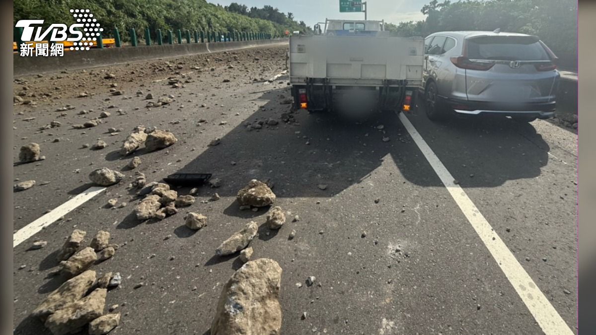 台61線運載落石聯結車自撞。（圖／民眾提供）