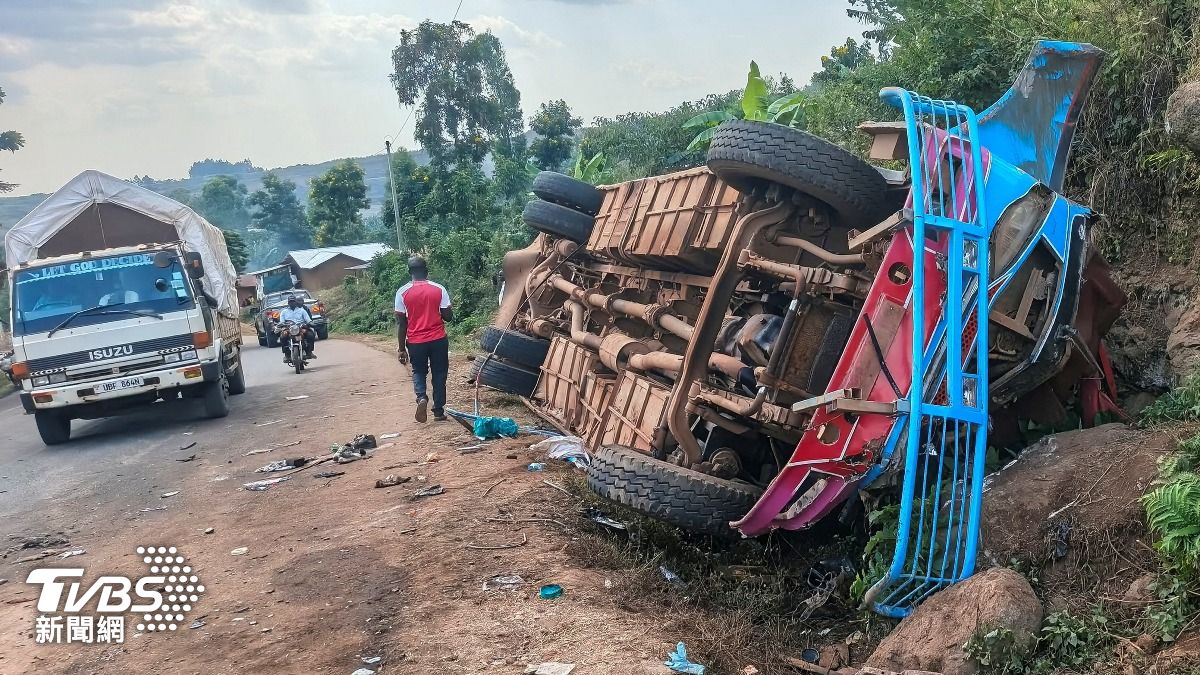 烏干達國內發生一起校車翻覆事故，造成24人死亡。（圖／達志影像路透社）