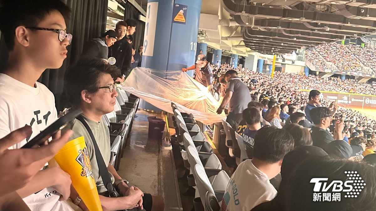 大巨蛋漏水下起瀑布雨，工作人員緊急處理。（圖／張良瑜攝）