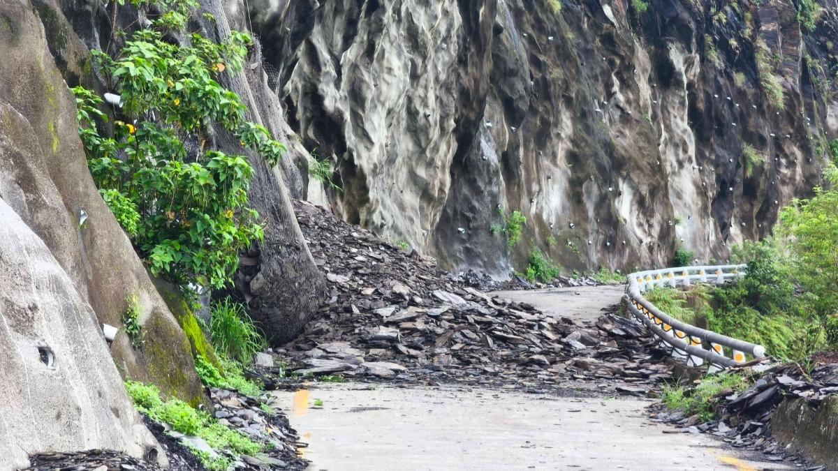 快訊／暴雨釀災！屏東霧台「土石崩落」聯外道中斷　部落淪孤島