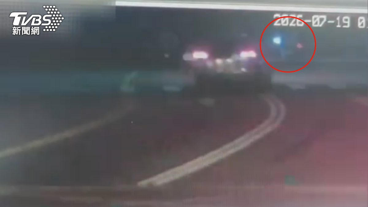 機車才剛停在待轉區，一輛自小客高速駛來，機車上的2人見狀跳車逃生，才沒有隨著機車被撞進店內（圖／TVBS）