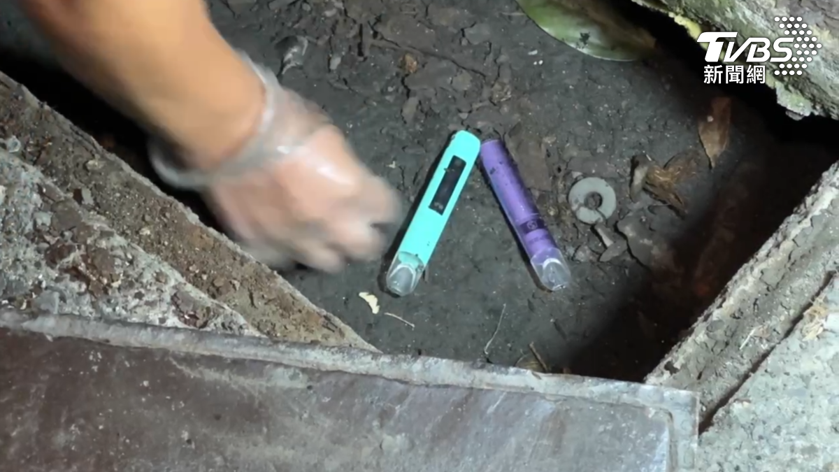事發後駕駛竟然還將毒品丟到水溝內，被眼尖的員警當場抓包，現場查獲電子煙及依托咪酯煙彈，毒品唾液快篩檢驗呈陽性反應（圖／TVBS）