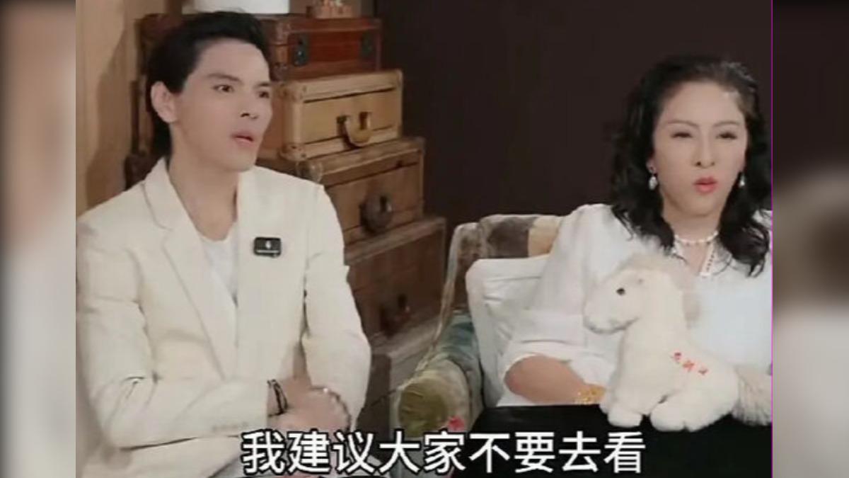 向佐與媽媽向太直播時提到《女足》,還表示「建議不要去看」。(圖/翻攝自微博)