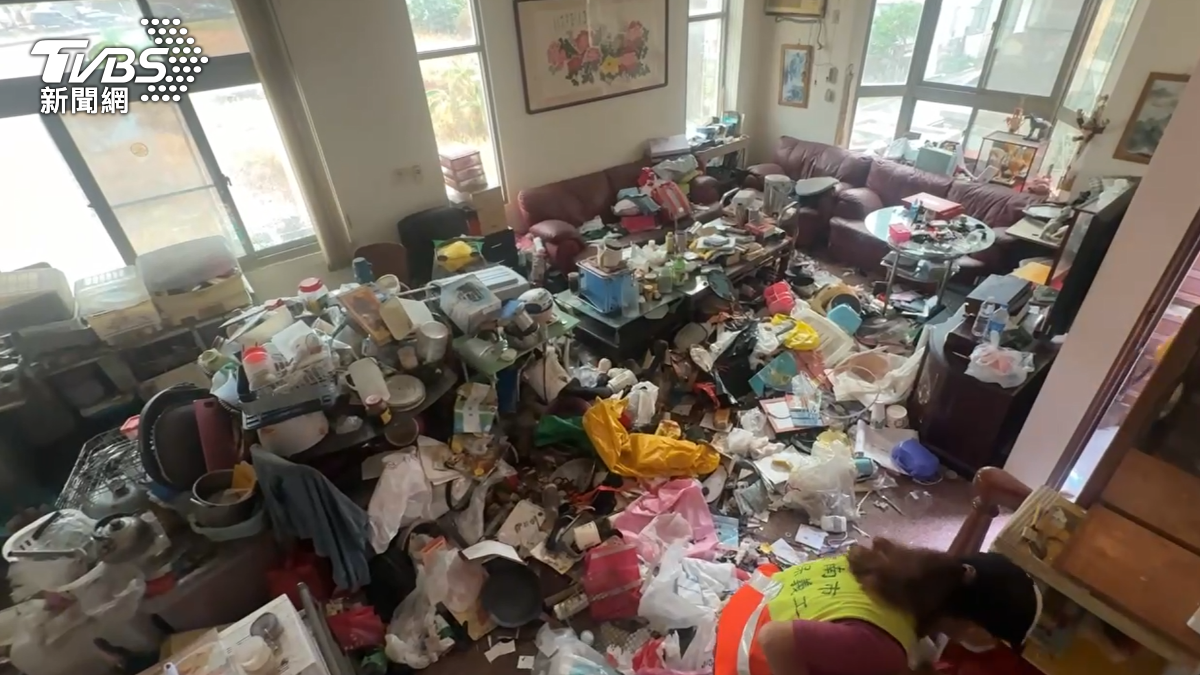 客廳呼沒有地方可以駐足,全都被垃圾給堆滿,就連房間內,也被塞滿大量的雜物(圖/TVBS)