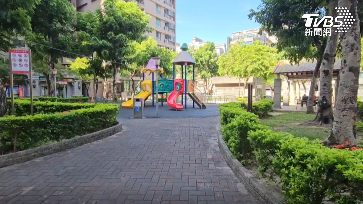 疑玩耍發生衝突,父親公園當街3度重摔,男童趴地嚎啕大哭。(圖/TVBS)