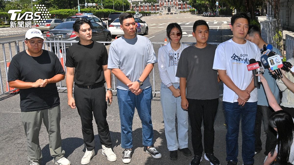楊植斗、賴苡任、何元楷、張家馨、陳芳盈、陳冠安等多位台北市議員參選人到凱道靜坐，宣稱會絕食到725國民黨上凱道反毒油。(圖／胡瑞麒攝)
