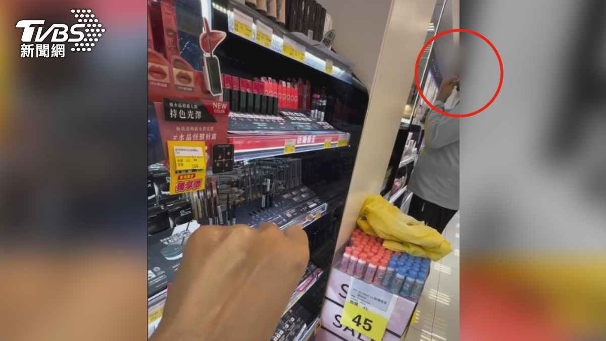 高雄岡山區一家連鎖美妝店,有顧客看到誇張一幕,一名阿伯待在卸妝區,拿著卸妝棉、棉花棒,大庭廣眾之下清潔肚臍、牙齒(圖/TVBS)