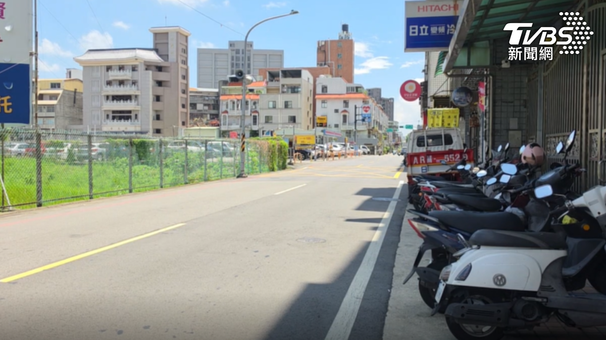 疑邊騎邊丟垃圾,女遭清潔隊員勸阻暴怒嗆。(圖/TVBS)