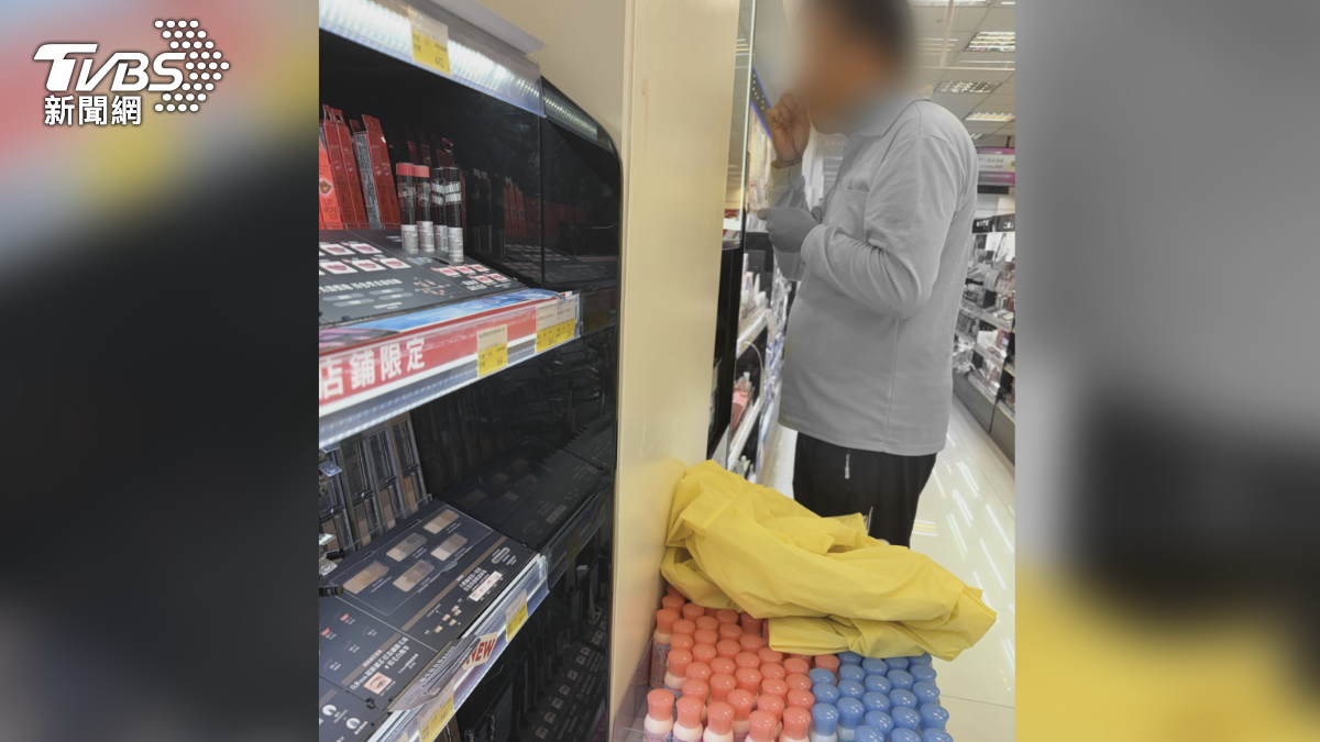 林小姐在手上試完粉底液想要卸妝,但卻躊躇不前,因為眼前一名男子竟然拿著棉花棒反覆清理鼻孔,使用卸妝棉清理牙齒(圖/TVBS)