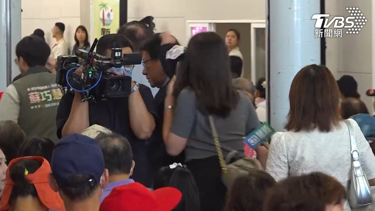 總統府秘書長潘孟安被追問藍營發起毒油上凱道，卻怒推開記者。（圖／TVBS）