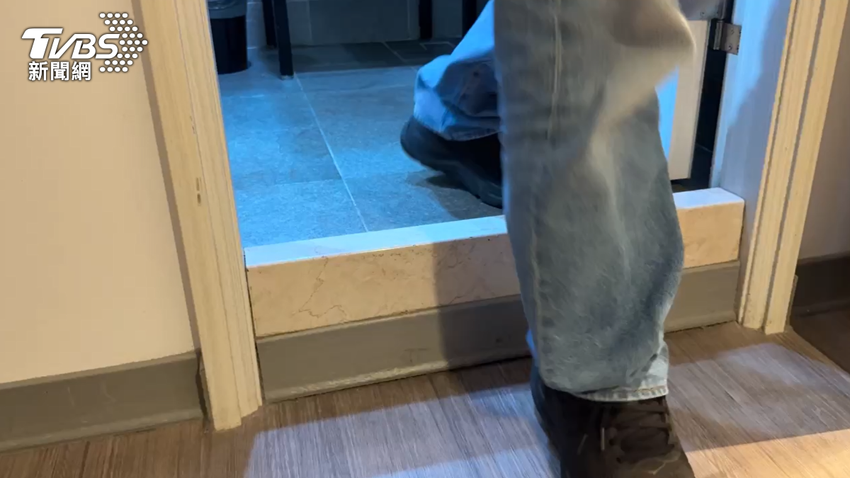 事發後她指控飯店除了出浴室門有個明顯的高低差外，門口竟然沒提供任何防滑墊、止滑措施（圖／TVBS）