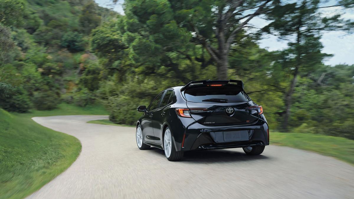 Toyota Corolla Hatchback外觀變動不大,新增JDM風格18吋亮白鋁圈與新車色。(圖/Toyota)