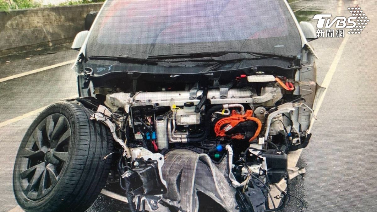台南特斯拉自撞!車頭削爛、3輪全噴 車主奇蹟毫髮無傷