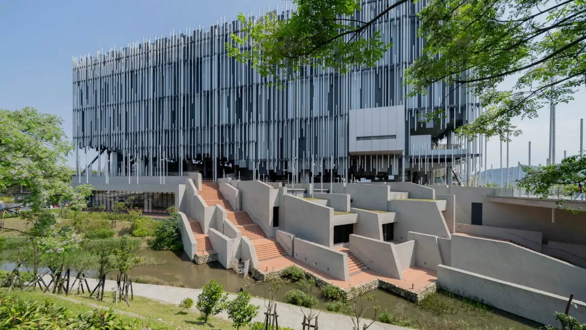 新北市美術館結合當代藝術、跨域展覽與公共空間。(圖/翻攝自新北市美術館 New Taipei City Art Museum臉書)