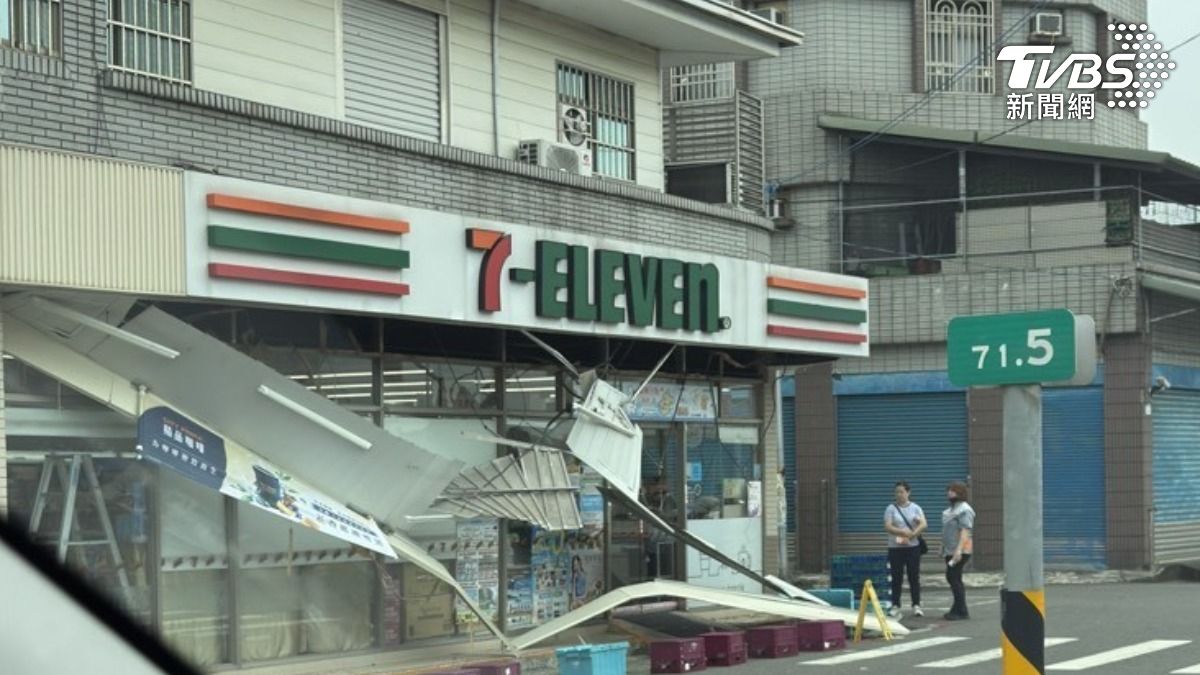 快訊/高雄無風無雨!7-11招牌突「整排坍塌」 路人傻眼