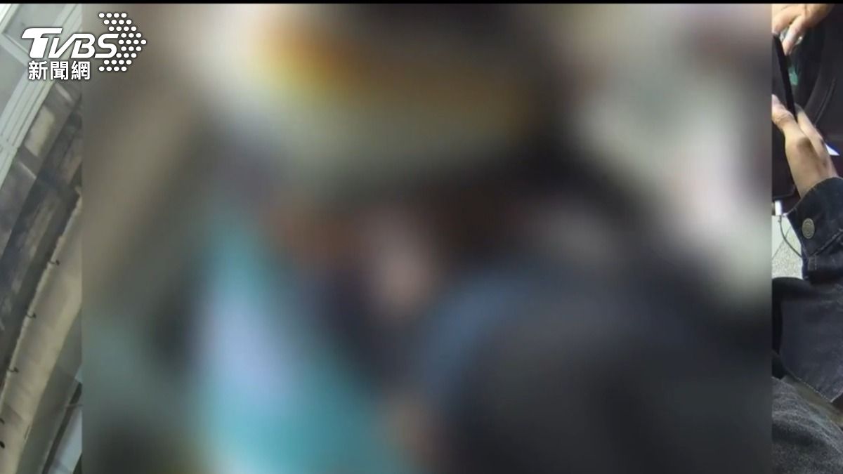男子剛戴好安全帽準備出門就被抓。(圖/TVBS)