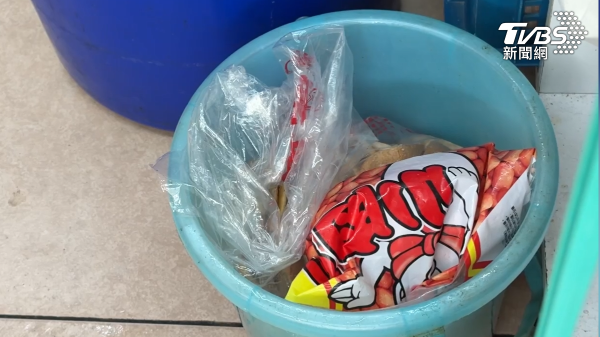 店家趕緊公布監視器畫面澄清說明，會把弄髒的食材丟回塑膠袋內，就是因為打算整包丟掉，實際進入廚房查看，整包小肉豆確實還躺在廚餘桶內。（圖／TVBS）