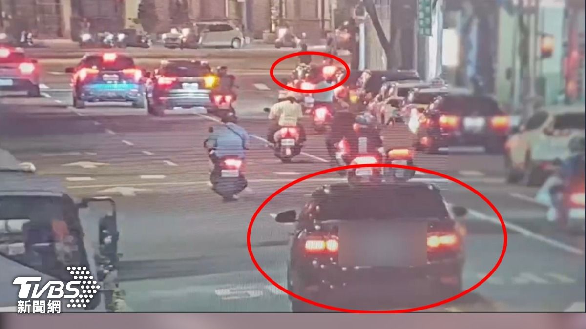 兩輛車發生行車糾紛,駕駛下車理論。(圖/TVBS)