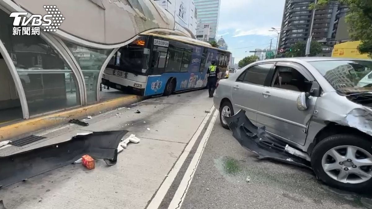 快訊/台中台灣大道連環撞 2車追撞再把公車撞上候車亭釀5傷