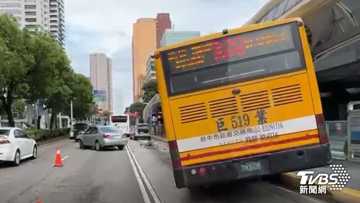 台灣大道車禍-台灣大道公車被撞進站內-台灣大道公車被撞-酒駕-毒駕