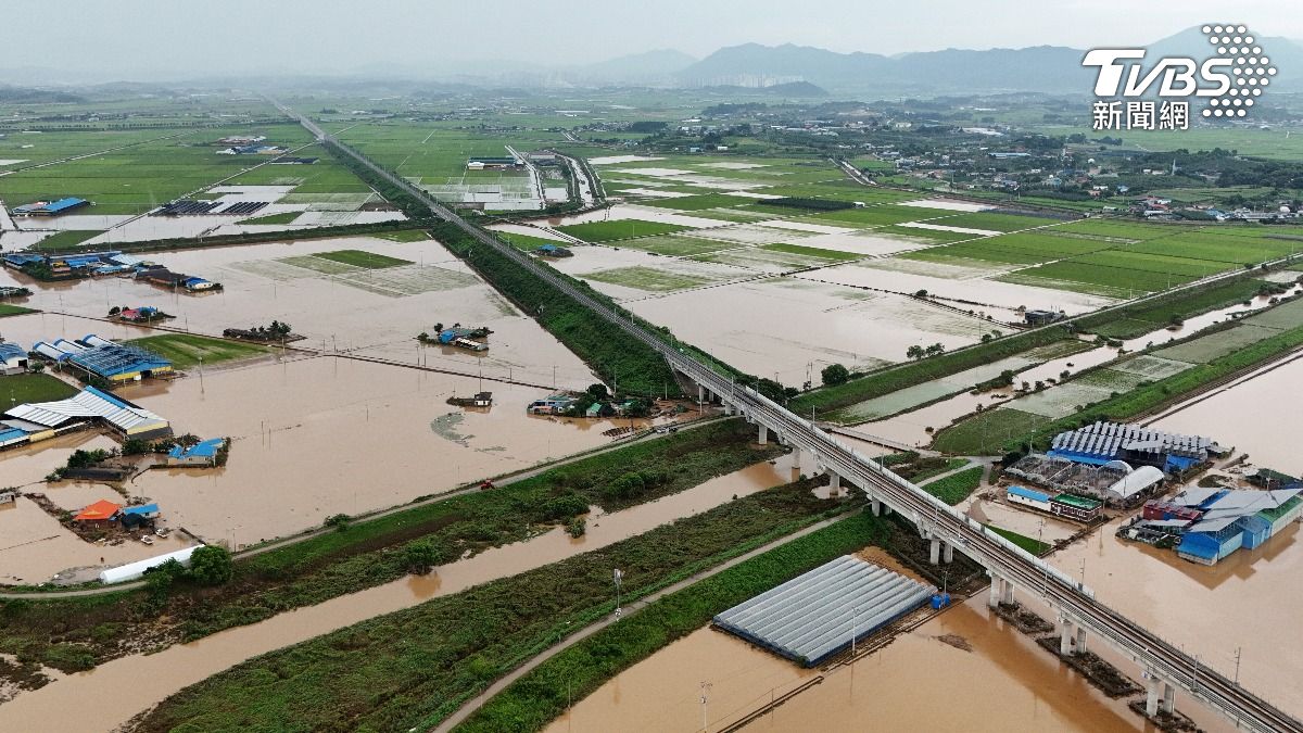 南韓連日豪雨成災,多地傳出住宅、道路淹水,以及山崩、落石等災情。(圖/達志影像路透社)