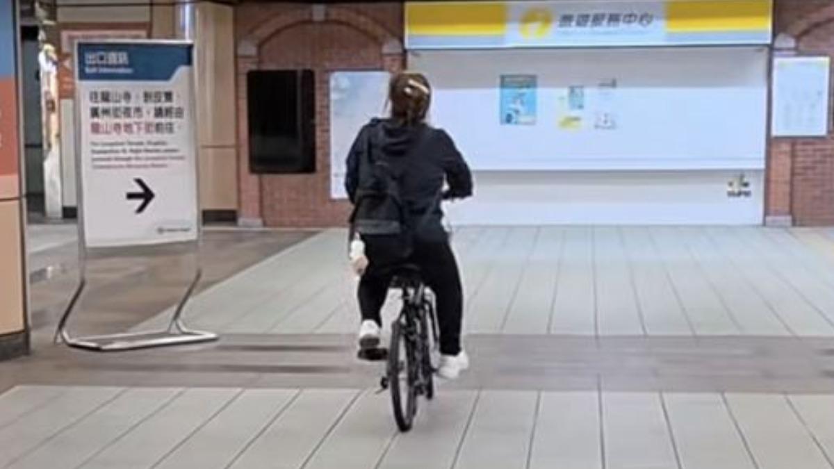 北捷奇觀!黑衣大媽站內爽騎腳踏車 網轟:把守規矩乘客當傻子