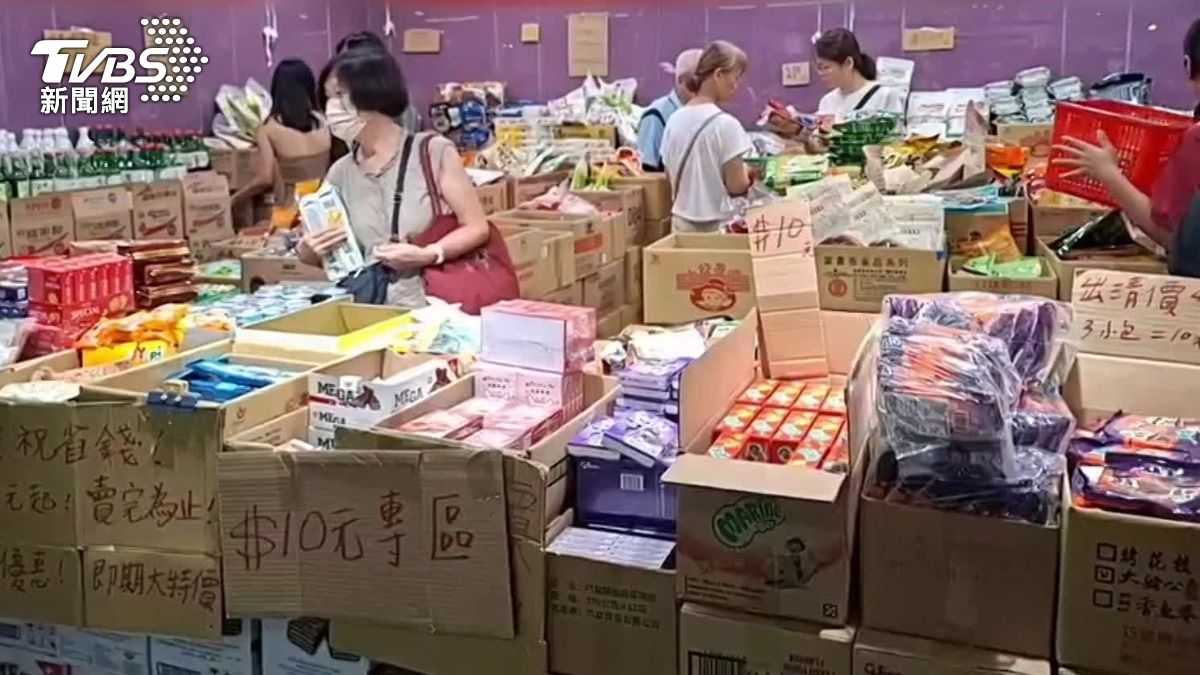 地下街業者看準商機，推出特賣活動，零食店的藍莓優格棒一盒只要10塊錢。（圖／TVBS）
