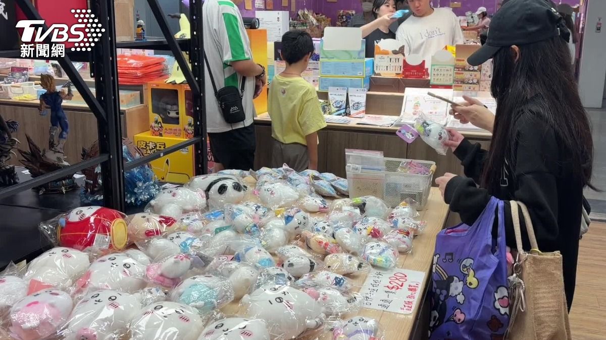 東區地下街一間模型公仔店，因為租約到期，舉辦閉幕特賣。（圖／TVBS）