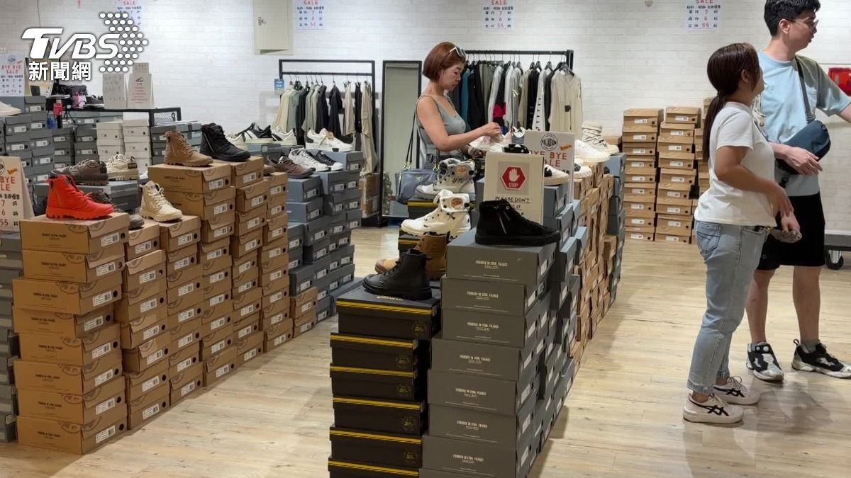 東區地下街的知名防水鞋品牌，因為租約到期，舉辦出清特賣。（圖／TVBS）