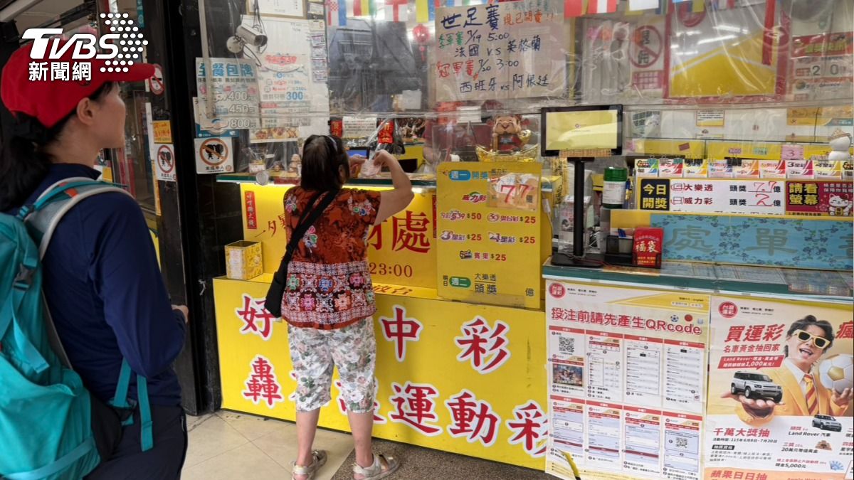 彩券行業者透露，冠軍賽開打在即，近日來買運彩的客人較先前增加了三倍。（圖／林汪靜攝）