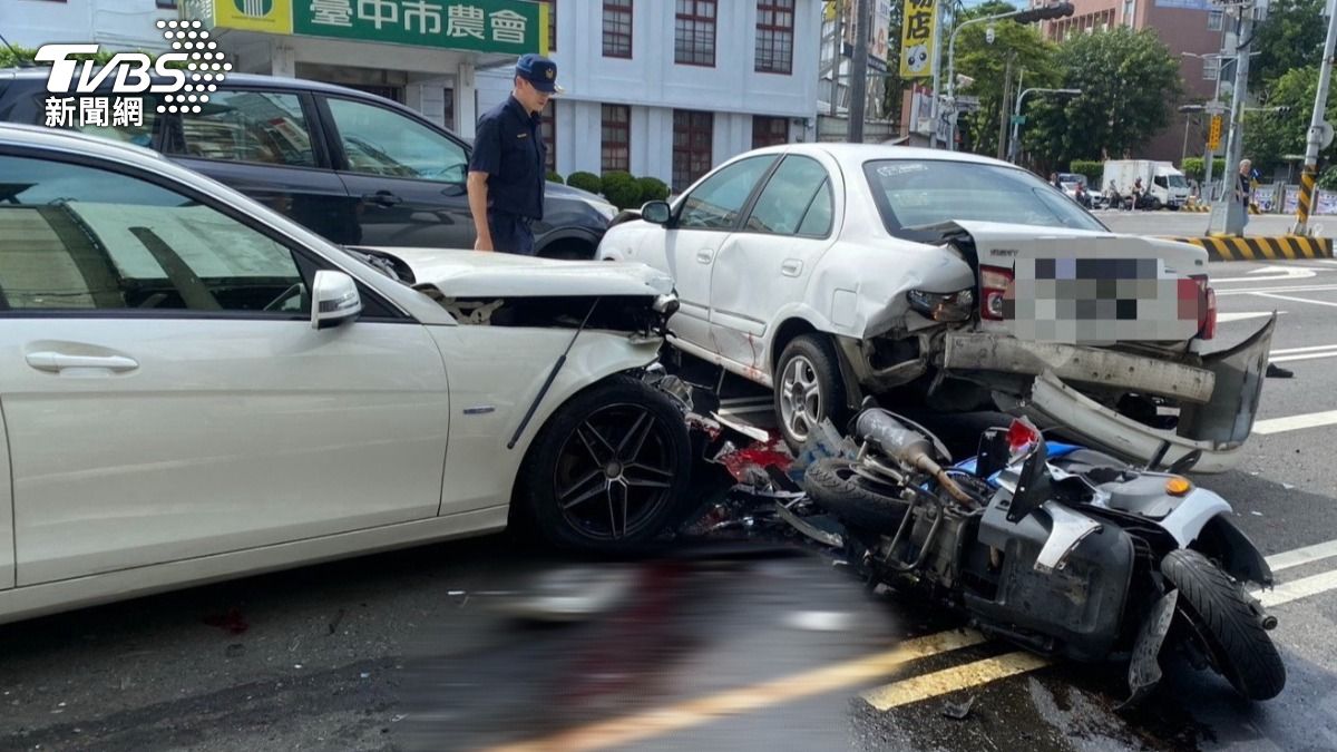 台中豐原區7車連環撞6人送醫 1男騎士慘遭夾撞送醫不治