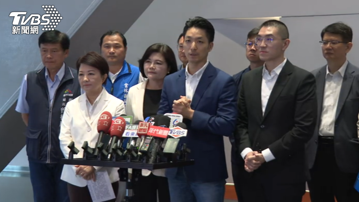 蔣萬安赴台中合體盧秀燕組成蔣盧連線,盧秀燕順勢將蔣萬安拉至C位。(圖/TVBS)
